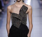 &bdquo;Giorgio Armani Priv&eacute;&ldquo; 2016 m. rudens-žiemos auk&scaron;tosios mados kolekcijos modelis 