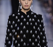 &bdquo;Giorgio Armani Priv&eacute;&ldquo; 2016 m. rudens-žiemos auk&scaron;tosios mados kolekcijos modelis 