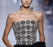 &bdquo;Giorgio Armani Priv&eacute;&ldquo; 2016 m. rudens-žiemos auk&scaron;tosios mados kolekcijos modelis 