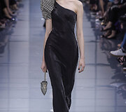 &bdquo;Giorgio Armani Priv&eacute;&ldquo; 2017 m. pavasario-vasaros auk&scaron;tosios mados kolekcijos modelis 