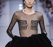 &bdquo;Giorgio Armani Priv&eacute;&ldquo; 2017 m. pavasario-vasaros auk&scaron;tosios mados kolekcijos modelis 