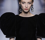 &bdquo;Giorgio Armani Priv&eacute;&ldquo; 2017 m. pavasario-vasaros auk&scaron;tosios mados kolekcijos modelis 