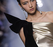 &bdquo;Giorgio Armani Priv&eacute;&ldquo; 2017 m. pavasario-vasaros auk&scaron;tosios mados kolekcijos modelis 