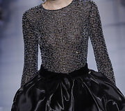 &bdquo;Giorgio Armani Priv&eacute;&ldquo; 2017 m. pavasario-vasaros auk&scaron;tosios mados kolekcijos modelis 