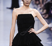 &bdquo;Giorgio Armani Priv&eacute;&ldquo; 2017 m. pavasario-vasaros auk&scaron;tosios mados kolekcijos modelis 