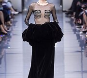 &bdquo;Giorgio Armani Priv&eacute;&ldquo; 2017 m. pavasario-vasaros auk&scaron;tosios mados kolekcijos modelis 