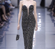 &bdquo;Giorgio Armani Priv&eacute;&ldquo; 2017 m. pavasario-vasaros auk&scaron;tosios mados kolekcijos modelis 