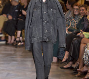 &bdquo;Vetements&ldquo; 2016 m. rudens-žiemos auk&scaron;tosios mados kolekcijos modelis