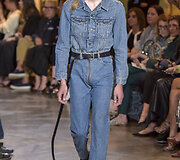 &bdquo;Vetements&ldquo; 2016 m. rudens-žiemos auk&scaron;tosios mados kolekcijos modelis