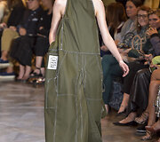&bdquo;Vetements&ldquo; 2016 m. rudens-žiemos auk&scaron;tosios mados kolekcijos modelis