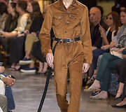 &bdquo;Vetements&ldquo; 2016 m. rudens-žiemos auk&scaron;tosios mados kolekcijos modelis