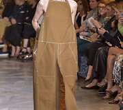 &bdquo;Vetements&ldquo; 2016 m. rudens-žiemos auk&scaron;tosios mados kolekcijos modelis