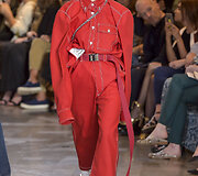 &bdquo;Vetements&ldquo; 2016 m. rudens-žiemos auk&scaron;tosios mados kolekcijos modelis