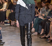 &bdquo;Vetements&ldquo; 2016 m. rudens-žiemos auk&scaron;tosios mados kolekcijos modelis