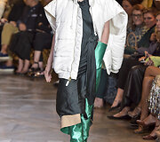 &bdquo;Vetements&ldquo; 2016 m. rudens-žiemos auk&scaron;tosios mados kolekcijos modelis