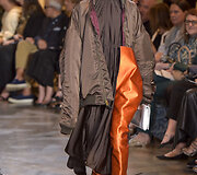 &bdquo;Vetements&ldquo; 2016 m. rudens-žiemos auk&scaron;tosios mados kolekcijos modelis