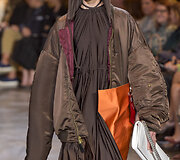 &bdquo;Vetements&ldquo; 2016 m. rudens-žiemos auk&scaron;tosios mados kolekcijos modelis