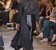 &bdquo;Vetements&ldquo; 2016 m. rudens-žiemos auk&scaron;tosios mados kolekcijos modelis