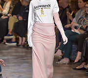 &bdquo;Vetements&ldquo; 2016 m. rudens-žiemos auk&scaron;tosios mados kolekcijos modelis