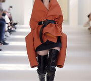 &bdquo;Maison Margiela&ldquo; 2016 m. rudens-žiemos auk&scaron;tosios mados kolekcijos modelis