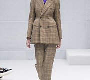 &bdquo;Balenciaga&ldquo; 2016 m. rudens-žiemos kolekcijos modelis