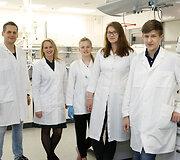 Klaipėdos universiteto laboratorijos darbuotojai su moksleiviais