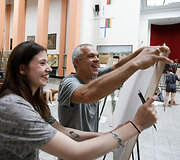 Vytauto Didžiojo karo muziejuje kuratorius Daniel Milnes pristatė Jasmina Cibic kūrinį &bdquo;Klimato kaita&rdquo;