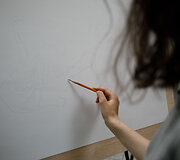 Vytauto Didžiojo karo muziejuje kuratorius Daniel Milnes pristatė Jasmina Cibic kūrinį &bdquo;Klimato kaita&rdquo;