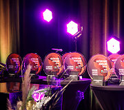 Raudono kilimo svečiai