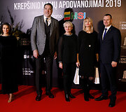 Raudono kilimo svečiai