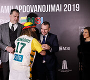 Raudono kilimo svečiai