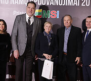 Raudono kilimo svečiai