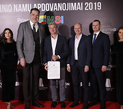 Raudono kilimo svečiai