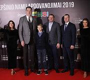 Raudono kilimo svečiai