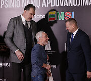 Raudono kilimo svečiai