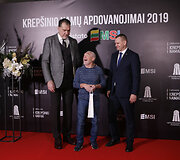 Raudono kilimo svečiai