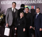 Raudono kilimo svečiai