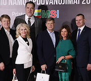 Raudono kilimo svečiai