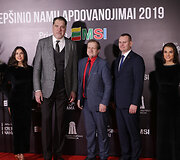 Raudono kilimo svečiai