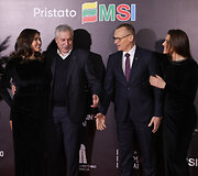 Raudono kilimo svečiai