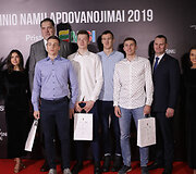 Raudono kilimo svečiai