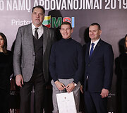 Raudono kilimo svečiai