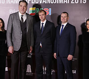 Raudono kilimo svečiai