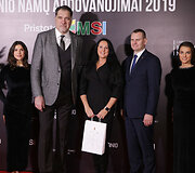 Raudono kilimo svečiai