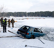 I&scaron; Kauno marių dugno traukiamas automobilis