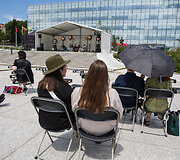 Vienybės aik&scaron;tė. Diskusija: &bdquo;Su laiku&ldquo;