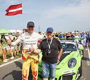 &Scaron;ventinė automobilių rikiuotė prie&scaron; startą