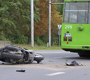 Motoroleris atsitrenkė į troleibusą