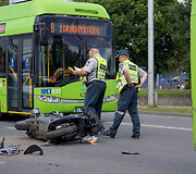 Motoroleris atsitrenkė į troleibusą