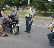 Motoroleris atsitrenkė į troleibusą